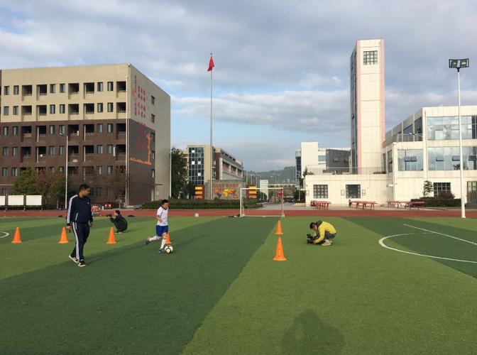 巴中师范附属实验小学校的男孩儿刘晓春和刘嘉庆,在足球的陪伴下快乐