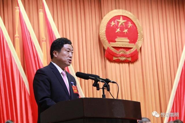嵩明县人大常委会主任姚富正受县十六届人大常委会委托,向大会报告