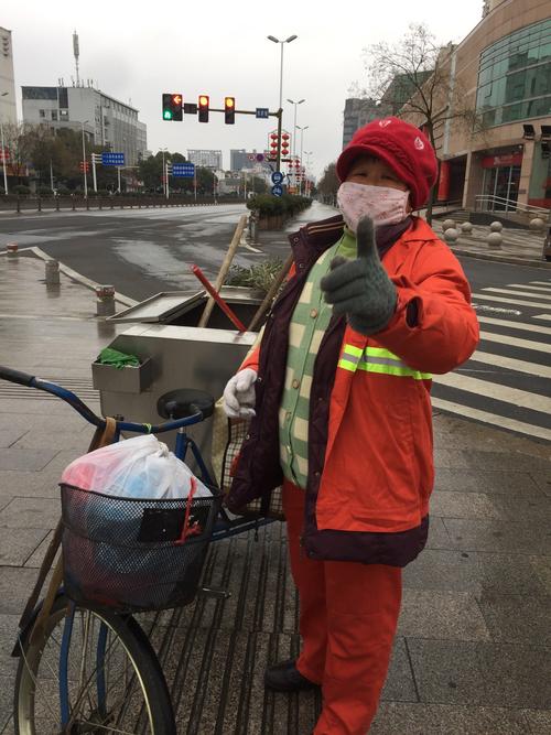 大年初一环卫工人坚守岗位
