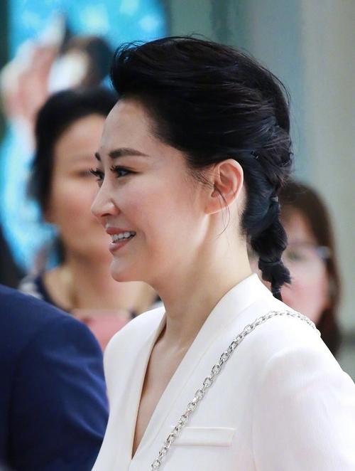 许晴终于换发型,扎麻花辫穿连体装50岁很甜美,新华字典包是亮点