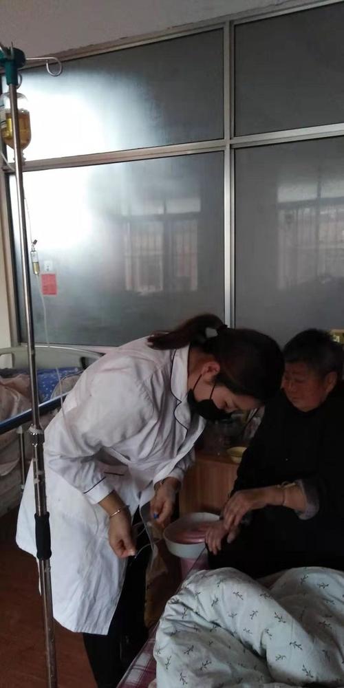 护士在给老人打针