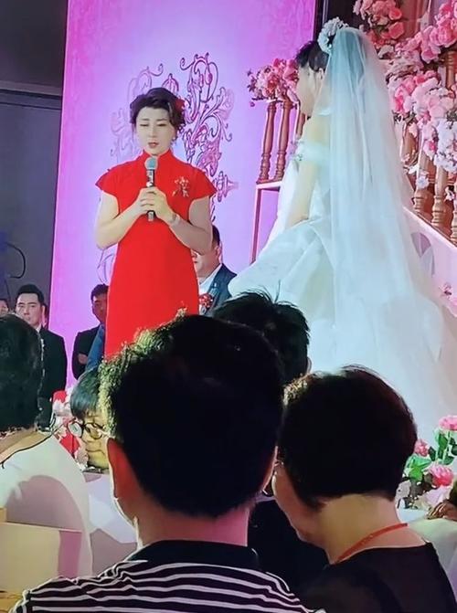 闫学晶儿子大婚排场十足百位明星送祝福帝王蟹茅台酒宴席豪华