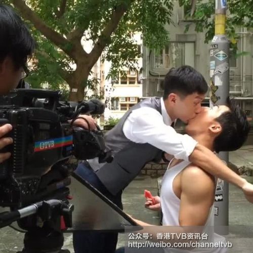 吃完榴莲玩亲嘴 袁伟豪狂吻郭子豪