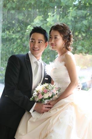 8月新娘徐敏静于21日在个人网站上首次公开浪漫婚纱照而引起了网民