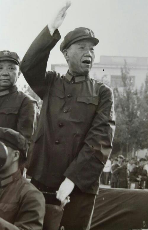 武汉军区司令员周世忠在酒店遭遇流氓让其腾房将军说快滚出去