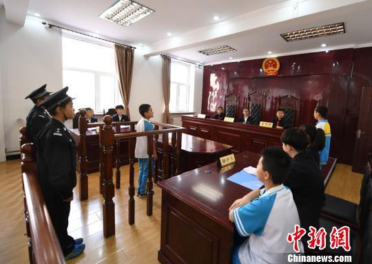 "模拟法庭"走进长春校园 小学生扮法官判案