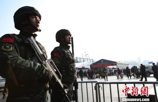 武警广东省总队机动支队官兵在广州火车站各入口处执勤.