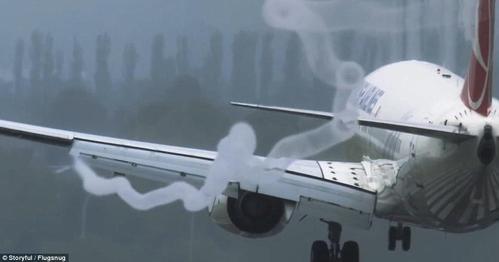 多架飞机被拍到烟雾缭绕 但这真不是起火了