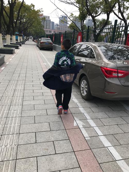 上学路上(余浩天)