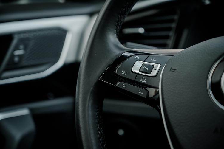 虽然实拍车型搭载的是定速巡航,但配备有主动刹车功能,在主动安全配置