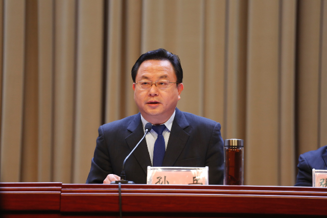 荆门市委副书记,市长孙兵主持会议 摄影 张兆宇