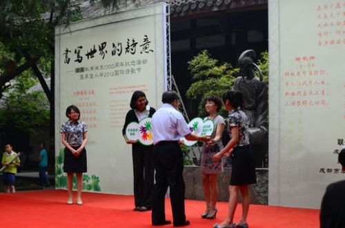 傅勇林副市长为新加坡湖滨小学elan校长和草堂小学蓝继红校长交换国际