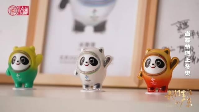 他说:"能量环一旦闪光的时候,他的脚上瞬间就出现了滑板或者冰刀,眼睛