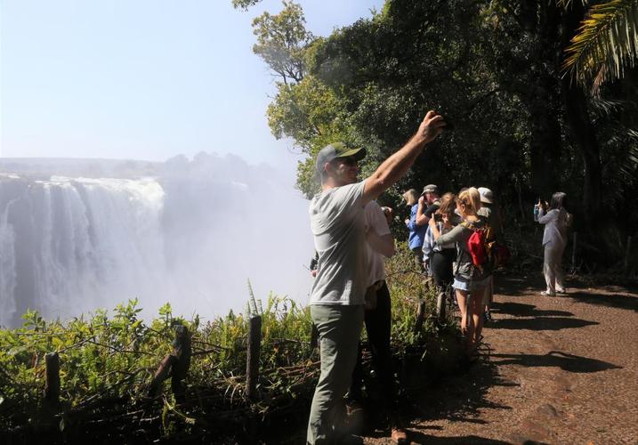 2019年7月18日,游客在津巴布韦一侧游览维多利亚瀑布.