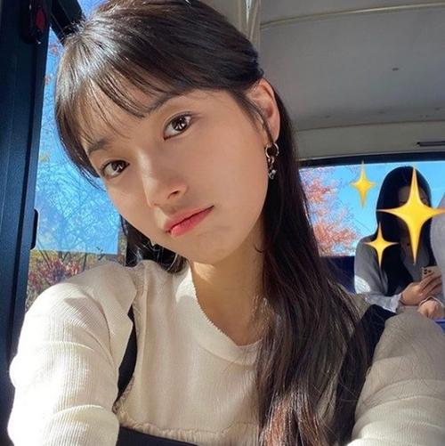 韩国女艺人秀智今天在sns发布一组自拍照,展示了其出众美貌.