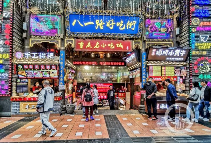 上游影像摄影师黄进走去八一路好吃街大快朵颐