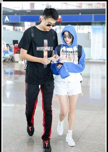 纪凌尘还敢说不是靠女友走红?现身机场无人识,穿的再潮也没用!