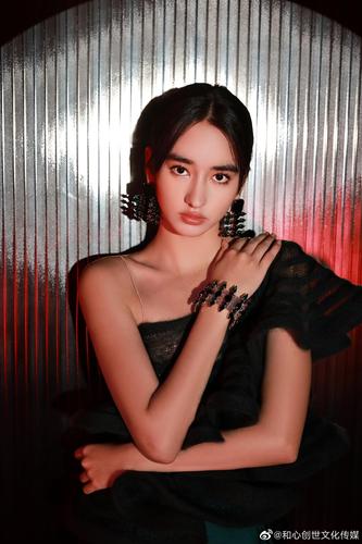 00后女演员李宛妲@李宛妲vanda 出席品牌活动……|00