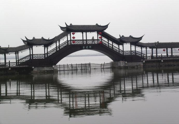 在古莲池与五保湖的交界处建造的古莲桥是一座仿古廊桥.