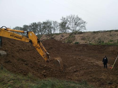 滨河商业街基坑土方开挖,高程控制,今日挖机二台.