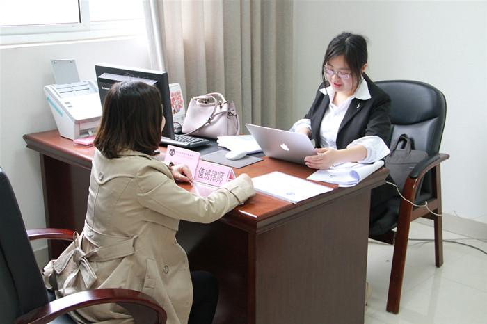 (图为入驻律师在高新区法院调解工作接受当事人咨询)