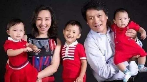 44岁岳丽娜近照,被老公隐藏了20年,女儿漂亮,儿子一言