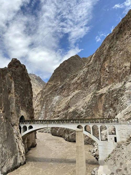 怒江大桥过后,我和路上一起骑的两个骑友在一家新开的饭店里休息吃