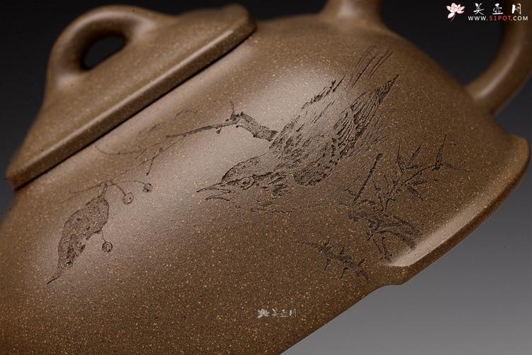 紫砂壶图片:陶刻实力派赵辉装饰 稳重大气 全手墩方 何卫枫经典代表作