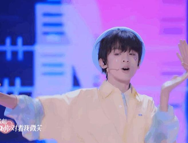 怎样看待时团的刘耀文和tf三代的左航做同桌?