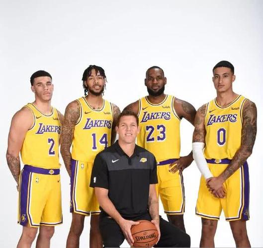 詹姆斯   詹姆斯和库兹玛,英格拉姆站在一起合影,看上去詹姆斯身高