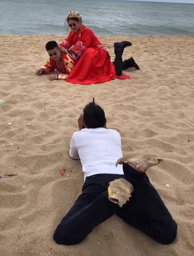新郎拍婚纱照遭摄影师骑背,被拎耳转头时,网友惊疑:这