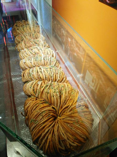 桂发祥十八街麻花是天津市名点,与狗不理包子,耳朵眼并称为天津三绝.