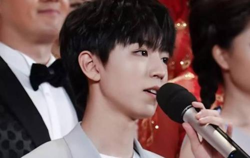 都说王俊凯与肖战长得像,本来还不信,看到这张照片:分