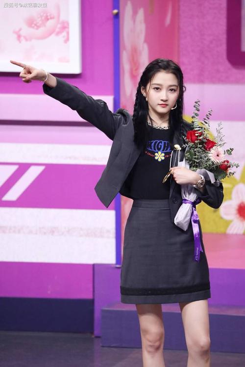 关晓彤王牌对王牌演绎职场精英,穿黑西装晋升美妆主播