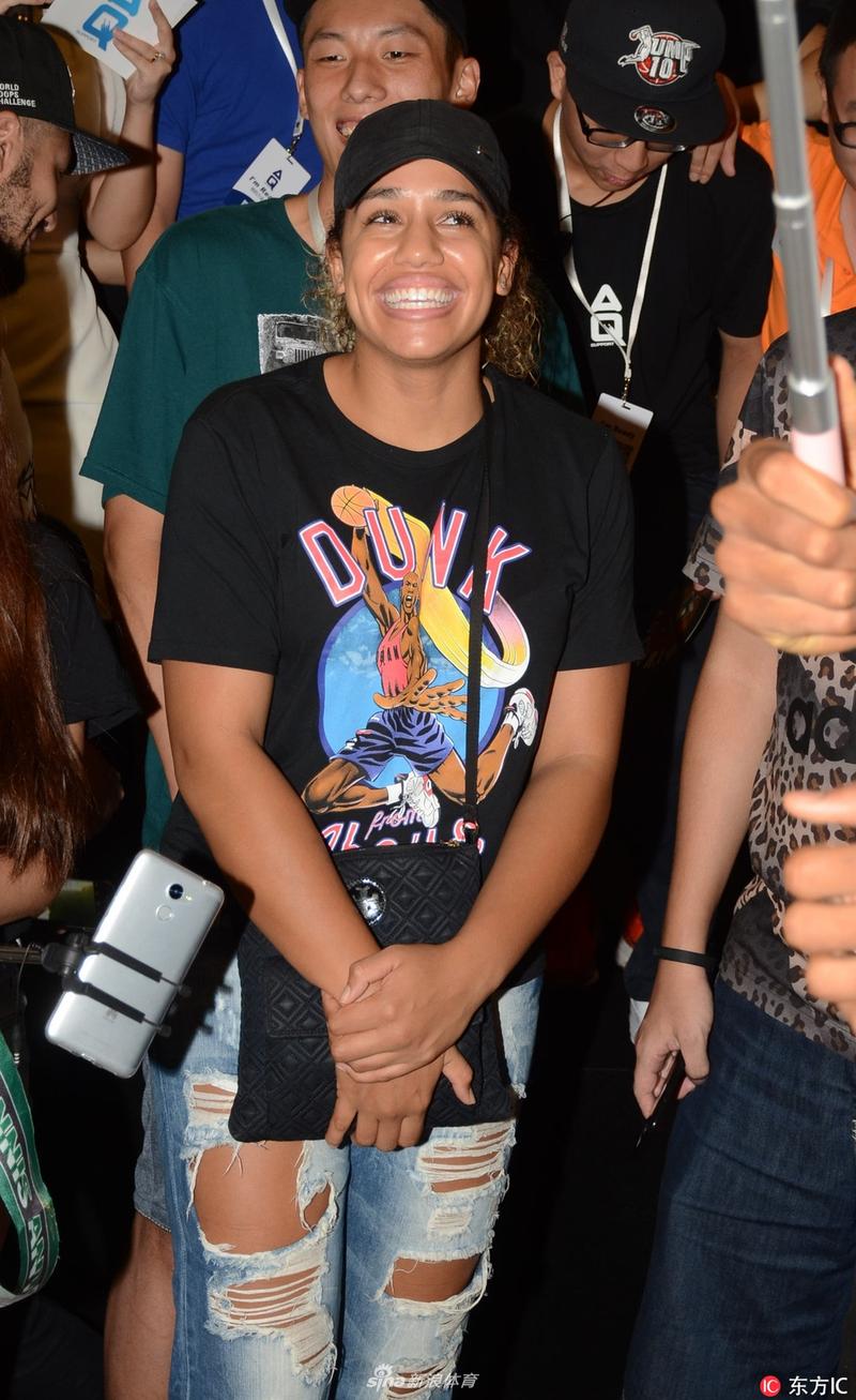 字母哥出席代言活动一双大手羡煞众人