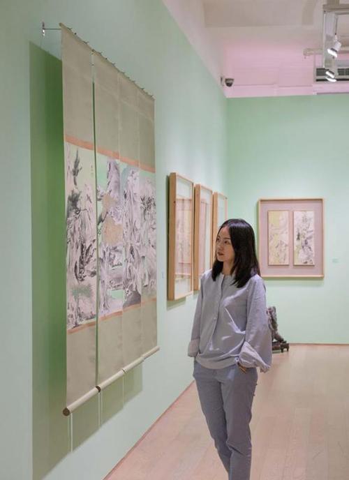 现时於汉雅轩举办的"叠山记",是内地画家罗颖的首个香港展览,展出五十