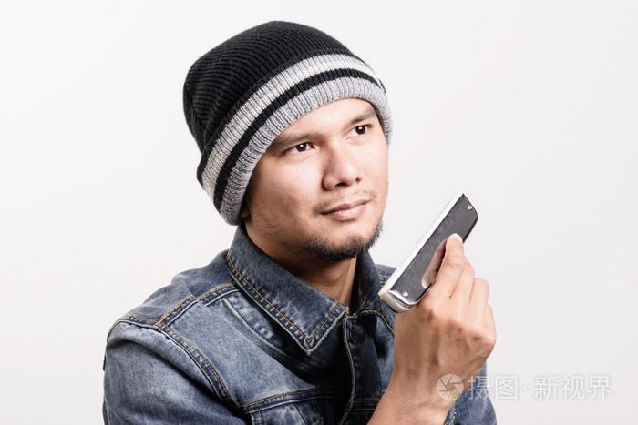 男人玩口琴照片-正版商用图片1mkrol-摄图新视界