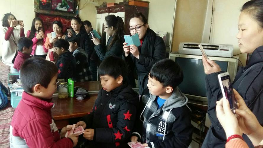 实小一年八班景一凡等同学资助贫困学生孙浩明.