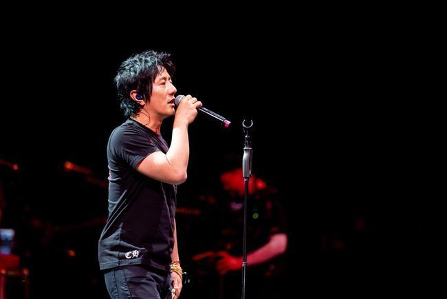 郑钧说音乐排行榜上的歌曲都是屎他自己的音乐怎么样