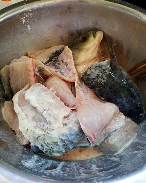 2.将杀好的鱼洗净,鱼片鱼骨分离切片.