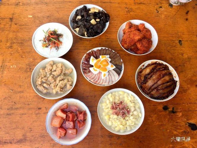 活动以展示展销的形式为主,剑川美食"白族八大碗"的传承人现场制作了"