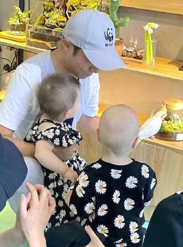 撒贝宁带儿女低调看展双胞胎穿兄妹装可可爱爱