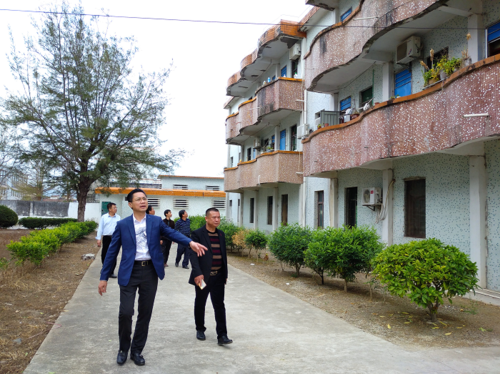 黄埠镇委书记杨耀东同志到盐洲中学开展调研指导工作