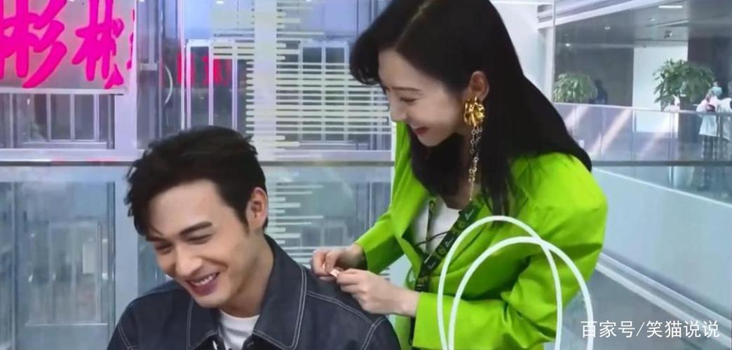 张彬彬景甜直播再撒糖,两人小动作太像玄彬孙艺珍?
