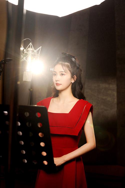 白鹿录音室花絮照曝光方领红裙搭公主编发优雅精致