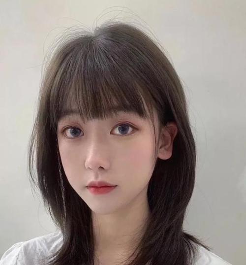 锁骨直发搭配法式刘海,给人一种慵懒随性的感觉.