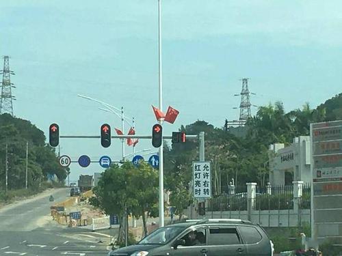 车主注意了红灯允许右转指示牌可能是陷阱