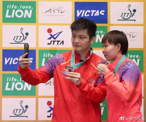 男女单打冠军樊振东,朱雨玲赛后合影.