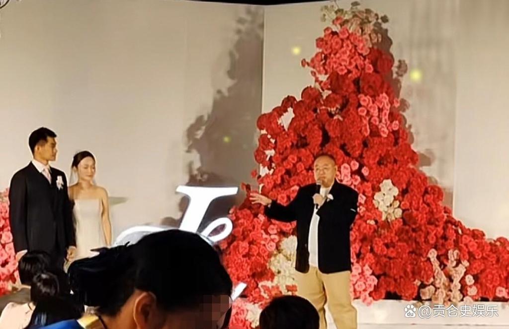 霍思燕携杜江参加闺蜜婚礼,知名导演张一白也在,并上台致辞