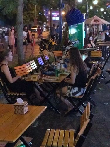 体验越南人民的夜生活   更搞笑的是越南人的ktv也放在了马路边上